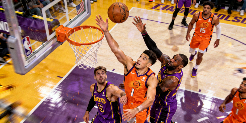 NBA季后赛激烈对抗，球员篮下争抢篮板